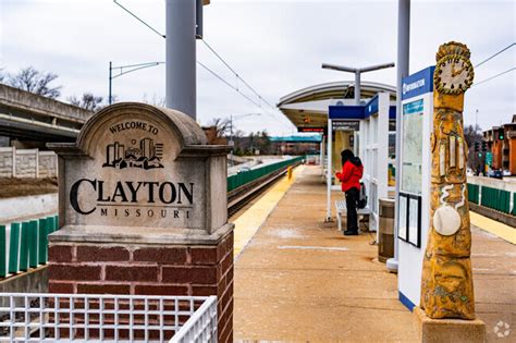 Business People Walking in Clayton MO 的图像结果