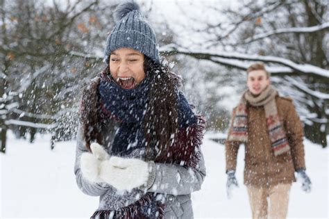 冬季雪地里快乐的家庭图片-冬季雪地里父亲带着两个小孩玩耍素材-高清图片-摄影照片-寻图免费打包下载
