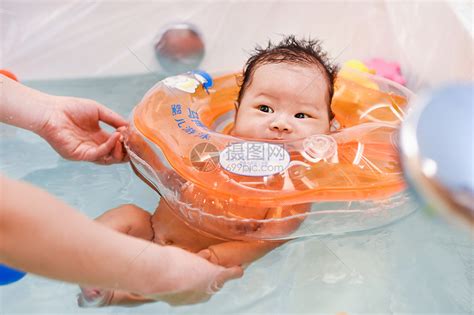 带着游泳圈洗澡的婴儿高清图片下载-正版图片501425171-摄图网