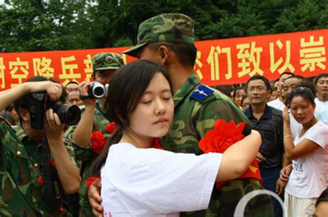 汶川地震女孩17年后嫁施救人最新素材