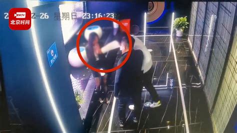 浙江一女子KTV遭陌生男子袭胸 警方：已接到报警，正在找嫌疑人_腾讯视频