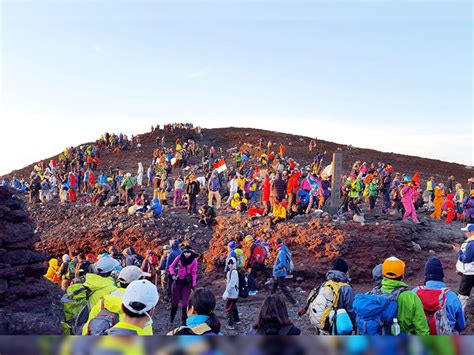 Japanese officials call for Mount Fuji crowd control