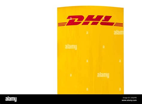Firma DHL Firmenschild und Werbeschild der Firma DHL, isoliert über ...