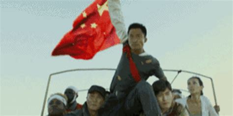 小伙手举中国国旗，直接吓退国外劫匪_手机新浪网