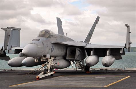 再见，F/A-18“大黄蜂”！_美国海军