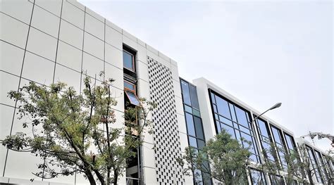 全玻璃幕墙创造广阔视野，呈现出不同的立面效果-广东信鼎建设工程有限公司