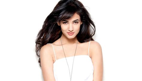 Sonal Chauhan Bio, Net Worth, Height, Boyfriend, Body, Affair, Married ...