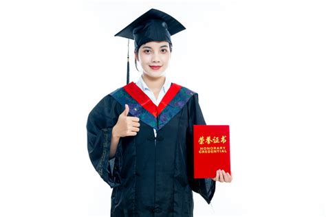 手拿毕业证书黑板穿学士服的大学毕业生-包图企业站