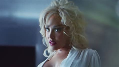 Doja Cat reveals side boob and narrowly avoids NSFW wardrobe ...