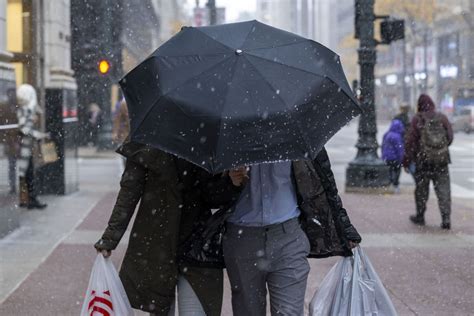 Trick-or-treat and watch out for sleet: Chicago’s first snowfall could ...