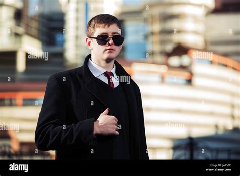 Business Man Walking 的图像结果