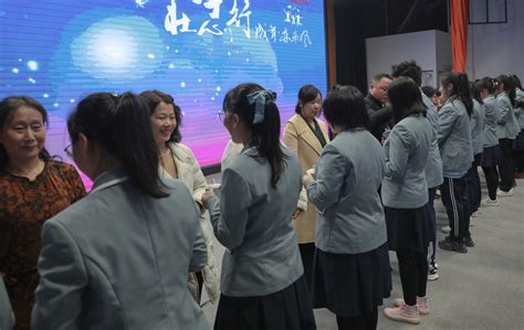 十八壮志行，成年亦乘风 郑州九中举行2023届高三学生十八岁成人仪式 - 郑州市第九中学