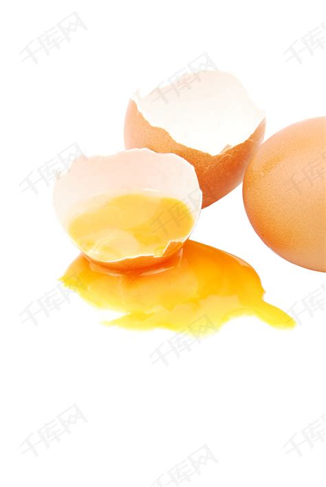 鸡蛋破了，蛋黄和蛋白都流出来了高清摄影大图-千库网