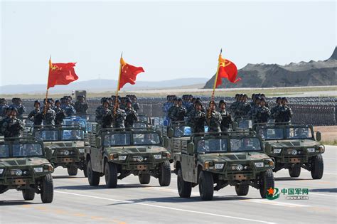 来了 阅兵式受阅官兵乘车有序抵达指定地域(图)_手机新浪网