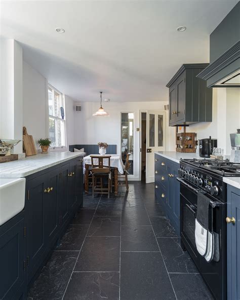 Classic shaker kitchen with black slate floor and marble worktops – Artofit