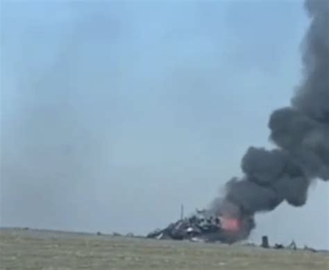俄军苏-25战机被乌军击落：落地后瞬间发生剧烈爆炸 拖出长长火光_凤凰网视频_凤凰网