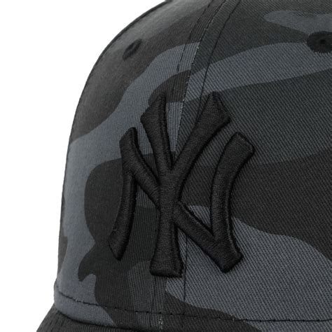 9Forty Yankees Essential Camo Cap by New Era - 32,95