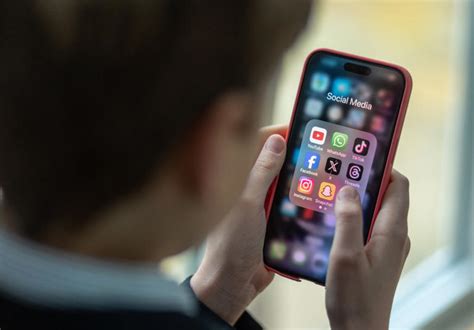 Children 'easily exposed to scams and execution videos' on social media