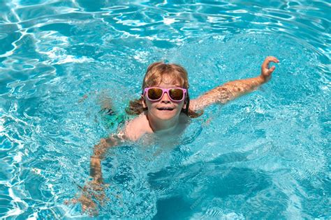 Summer Kids Swimming 的图像结果