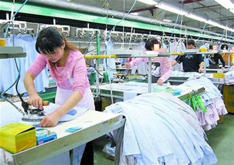 实拍服装厂里的女人_纺织快报-www.168tex.com