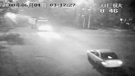 杭州工程车与轿车相撞致3人死亡2人重伤(组图)_新闻中心_新浪网