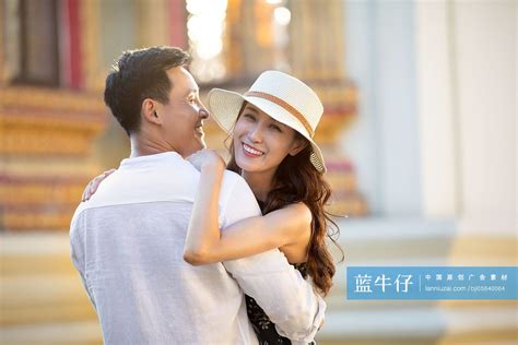 快乐的年轻情侣在泰国旅游度假-蓝牛仔影像-中国原创广告影像素材
