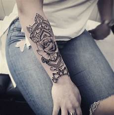 tatuaggi avambraccio fiori disegno bello di un mandala sul braccio di una donna tatuaggi avambraccio fiori disegno bello di un mandala sul braccio di una donna