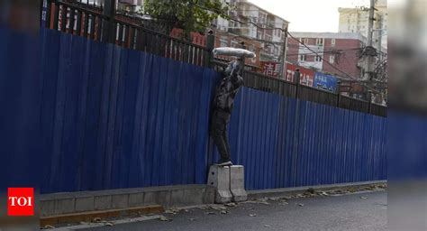 Hundreds protest Covid lockdowns at Beijing's Tsinghua University ...