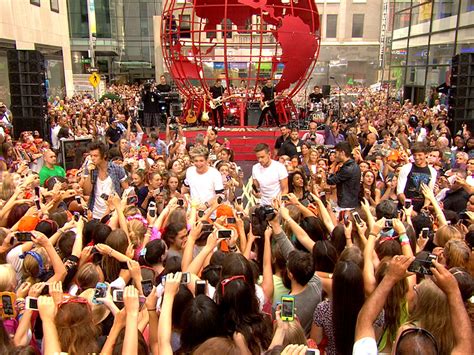 One Direction Surprsing Fans 的图像结果