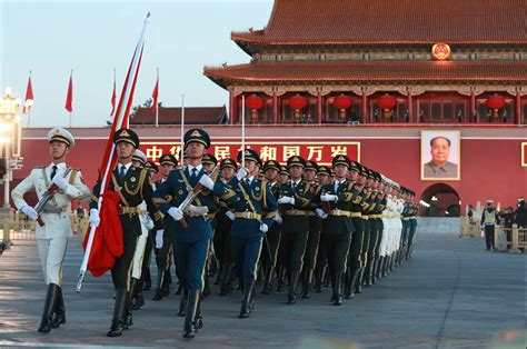 升国旗仪式在北京天安门广场举行 - 中国军网