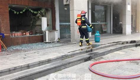 杭州一飯店起火，消防員搬出3個煤氣罐 - 每日頭條