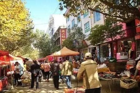 湘西禾库镇今天赶集。绵延好几条街的集市，就像城里的大超市