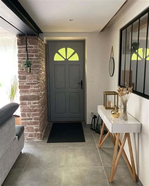 Gray Foyer Tiles With Light Gray Grout - Soul & Lane
