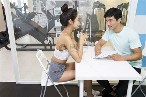 健身房关心亚洲裔妇女在家中锻炼和计划生育高清图片下载-正版图片307859155-摄图网
