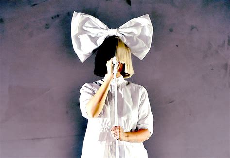 Sia Face Reveal: Pop Icon Flaunts Plastic Surgery Results, Stuns Fans With New Look