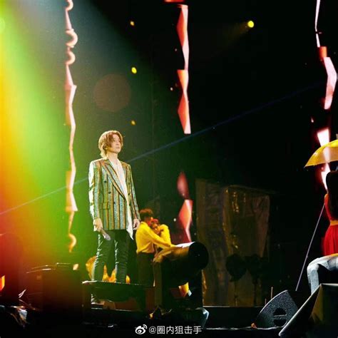 演唱会上薛之谦和王啸坤一起带来了合作舞台《银河少年》……