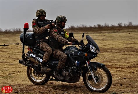 我军空降兵展示驾驶摩托车神技_摩托生活_图库_全球摩托车网