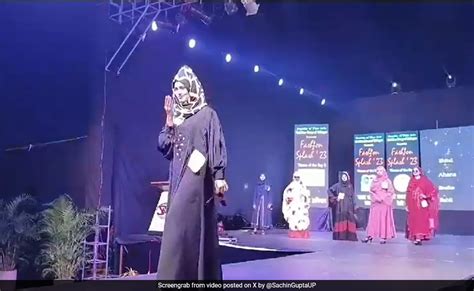 यूपी के कॉलेज में बुर्का-हिजाब पहन छात्राओं ने किया रैंप वॉक, मुस्लिम ...