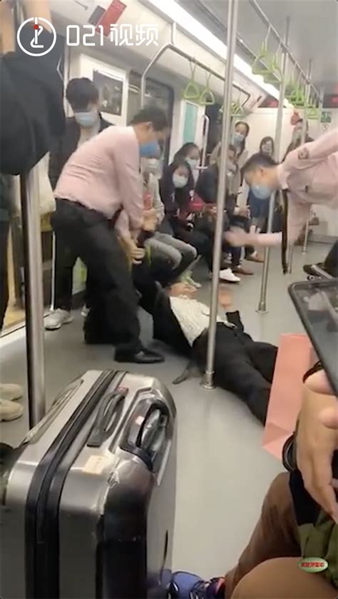 上海一醉酒男躺卧地铁拒下车 ：未戴口罩，被工作人员抬下车 - 周到