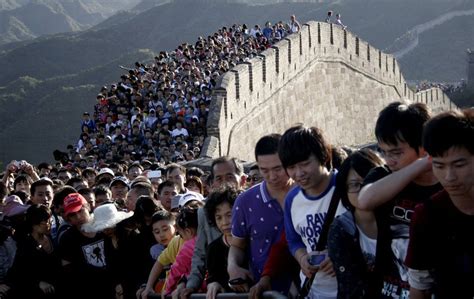 春节海南旅游机票暴涨，发生游客滞留现象，到处都是人挤人！|旅游|海南|机票_新浪新闻