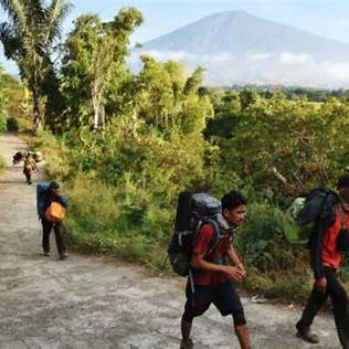 https://img.harianjogja.com/posts/2024/12/21/1198652/pendaki-gunung-rinjani-antara-ok.jpg