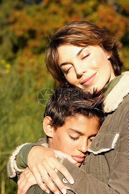 抱着儿子的母亲高清图片下载-正版图片501489950-摄图网