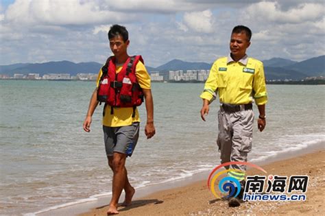 游客漂浮救生志愿者守护 对话三亚最美“陪游哥”-三亚新闻网-南海网