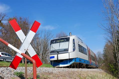 Local Train Below 的图像结果