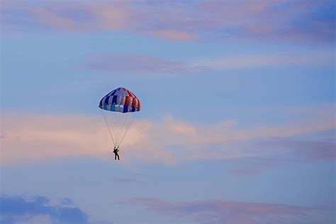 Parachuting Sunset 的图像结果