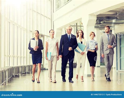 Corporate People Walking 的图像结果