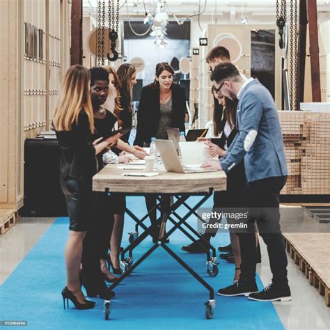 Business People Standing 的图像结果