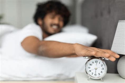 How to Stop Snoozing Without Sacrificing Your Sleep [Expert Tips]