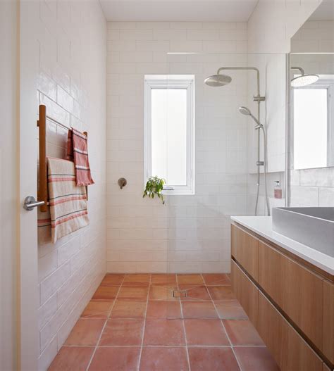 terracotta floor metro tile walls – Szukaj w Google | White bathroom ...