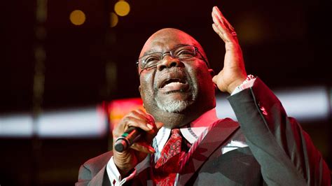 Bishop T.D. Jakes experiences health incident during a sermon | khou.com
